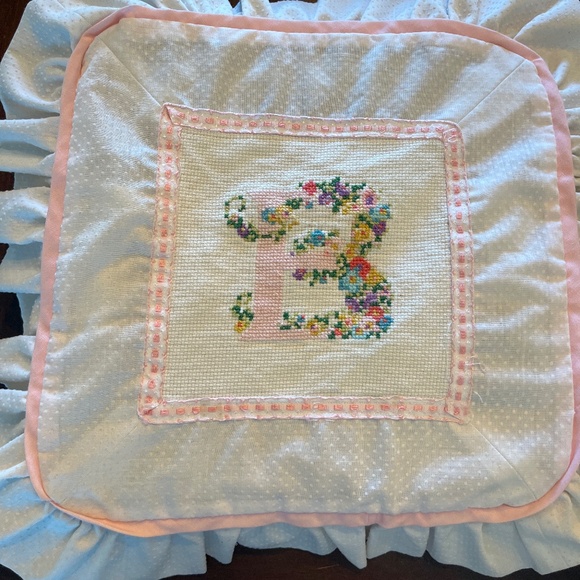 Pillow case - letter B embroidered - Picture 1 of 2